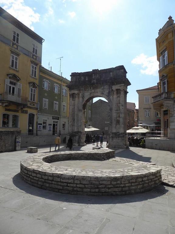 Apartment Asja Old City Center Pula Bagian luar foto